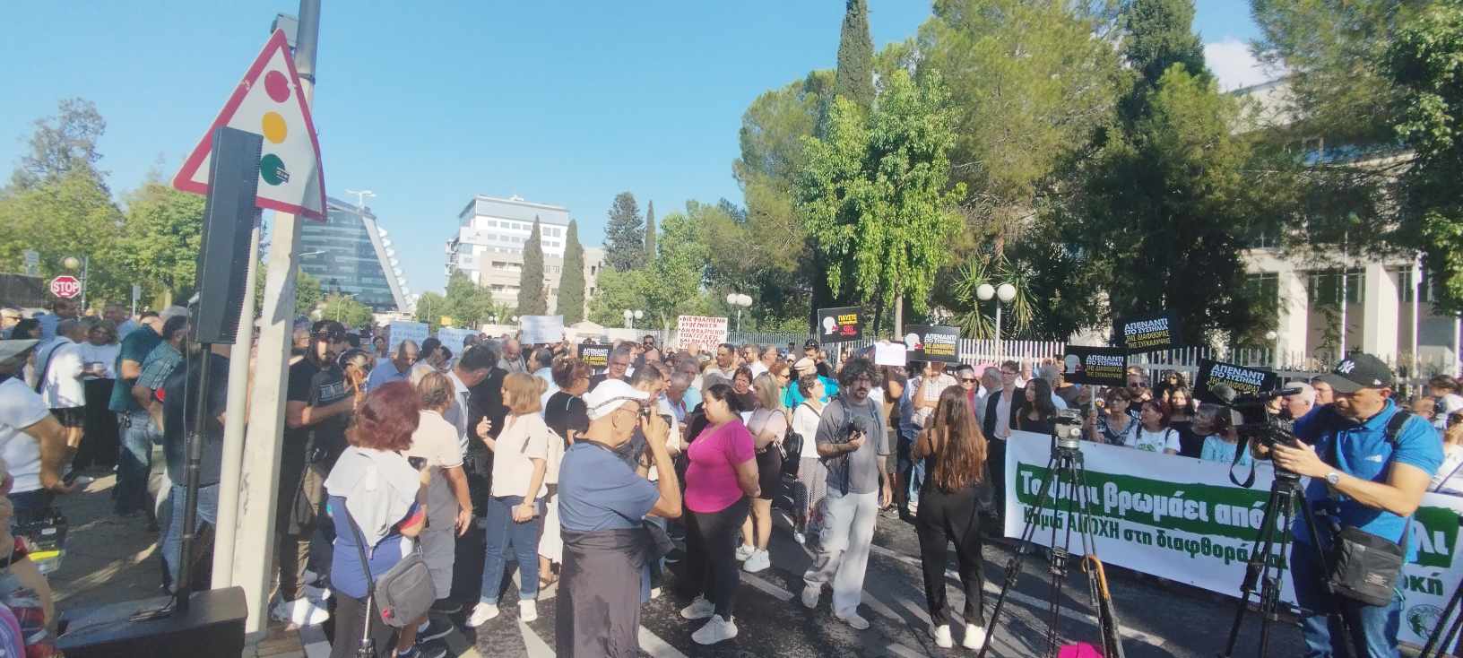 Πλήθος κόσμου φωνάζει έξω από το Προεδρικό για την παύση Οδυσσέα (φώτο – βίντεο)