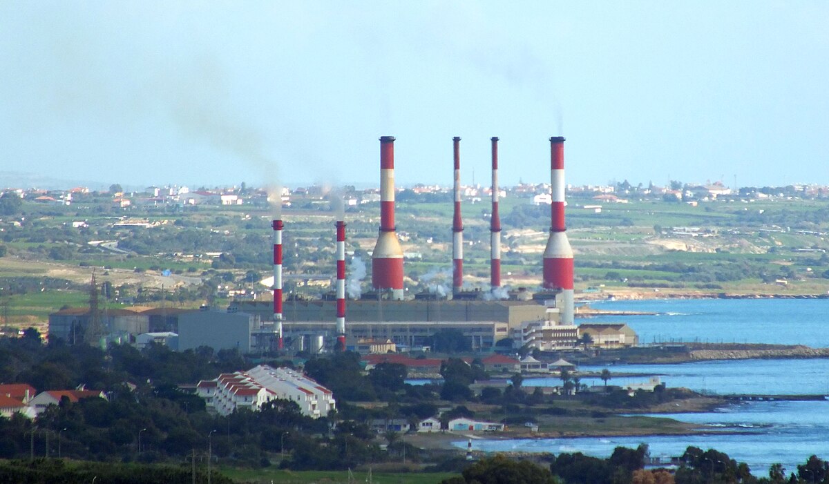 Πνιγμένη στον μαύρο καπνό η περιοχή Δεκέλειας, «δεν ζούμε» φωνάζουν οι κάτοικοι