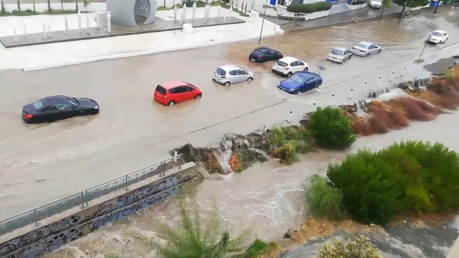 Παγιδεύτηκαν οδηγοί σε δρόμους ποτάμια, πνίγηκαν υποστατικά στις λάσπες