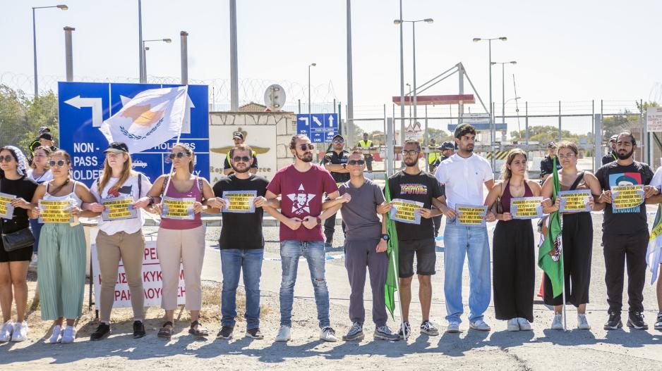 Με σημαίες, πλακάτ και συνθήματα έξω από τις Βάσεις Ακρωτηρίου