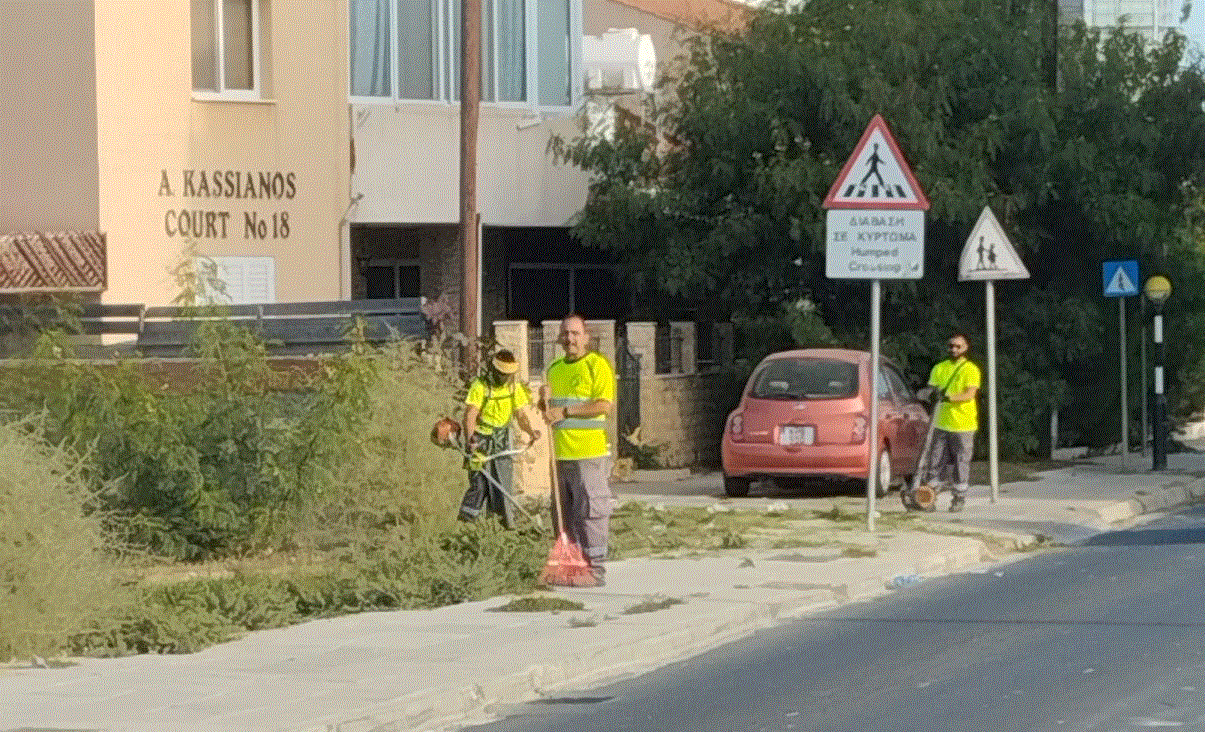 Συνεχίζονται οι εργασίες κοπής χόρτων από το Τμήμα Καθαριότητας του Δήμου Λάρνακας σε διάφορες περιοχής της πόλης μας