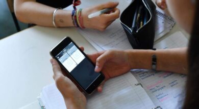 sholeia_mathites_kinita_tilefona