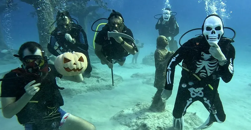 Γιόρτασαν το Halloween στο βυθό της Αγ. Νάπας – Άνοιξαν και σαμπάνια (βίντεο)