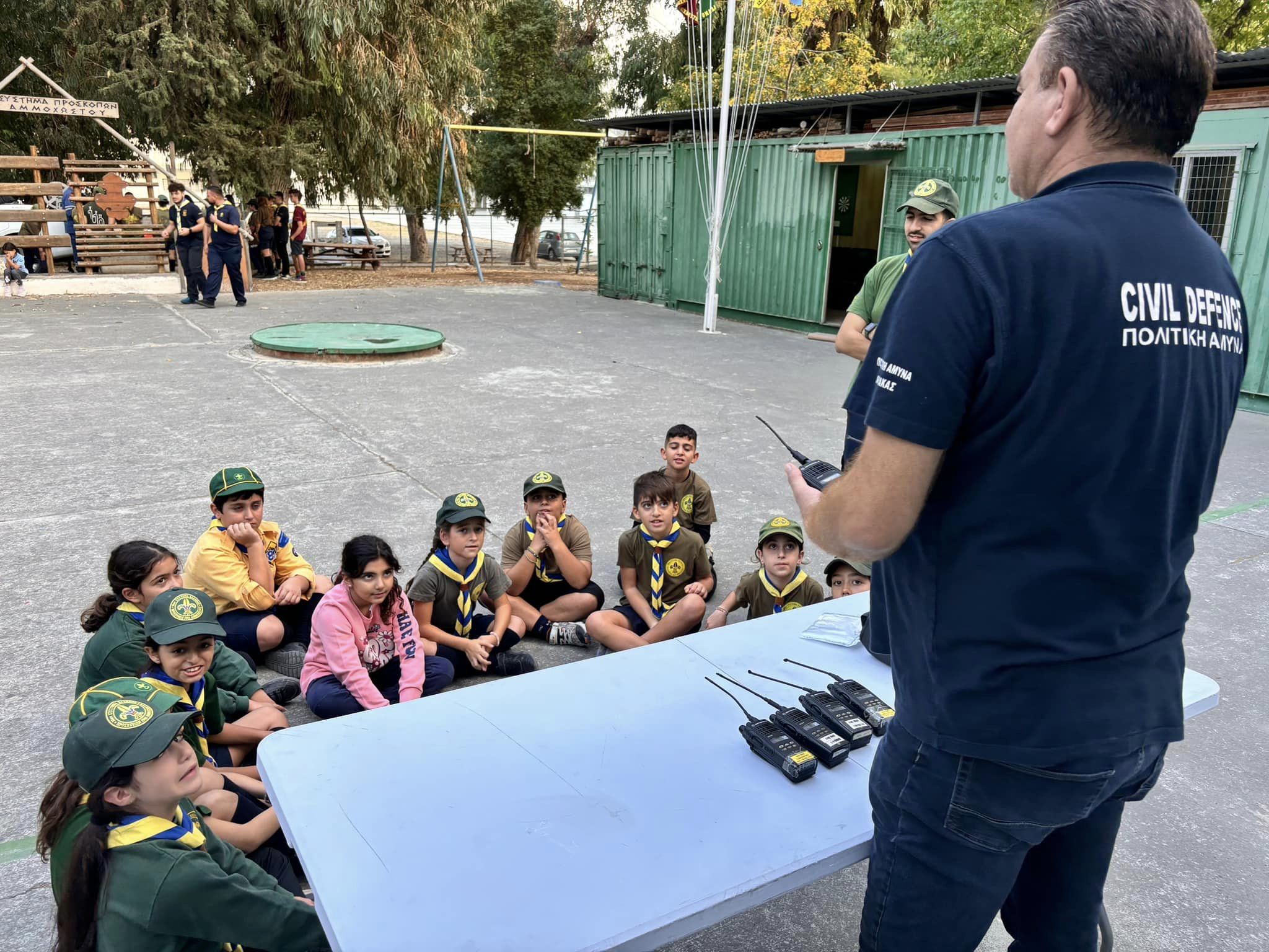 Για τα 60χρονα της Πολιτικής Άμυνας, μόνιμο προσωπικό και εθελοντές της Πολιτικής Άμυνας Λάρνακας, στο 30ον Σύστημα Ελλήνων Προσκόπων Αμμοχώστου