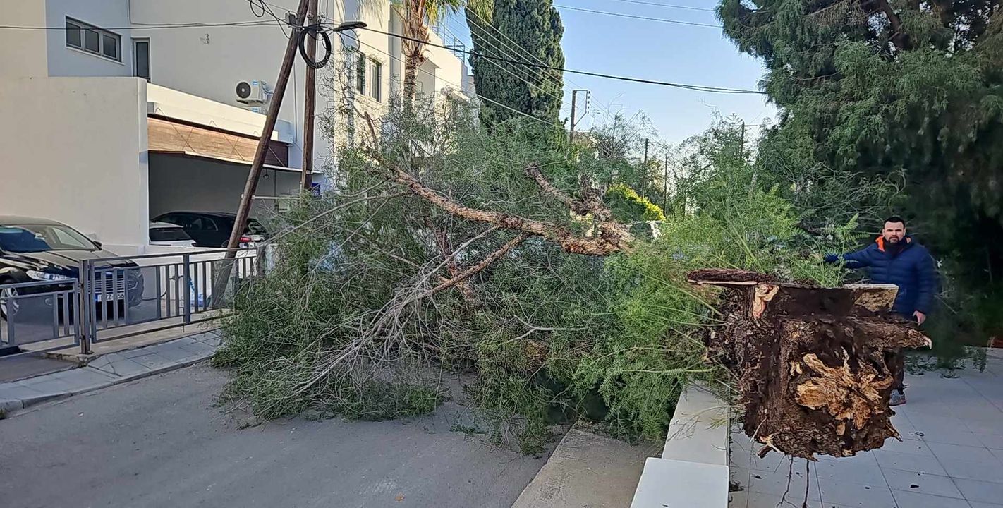 Φύσηξε καταστροφές και προβλήματα, διακοπές ρεύματος και πτώσεις δέντρων