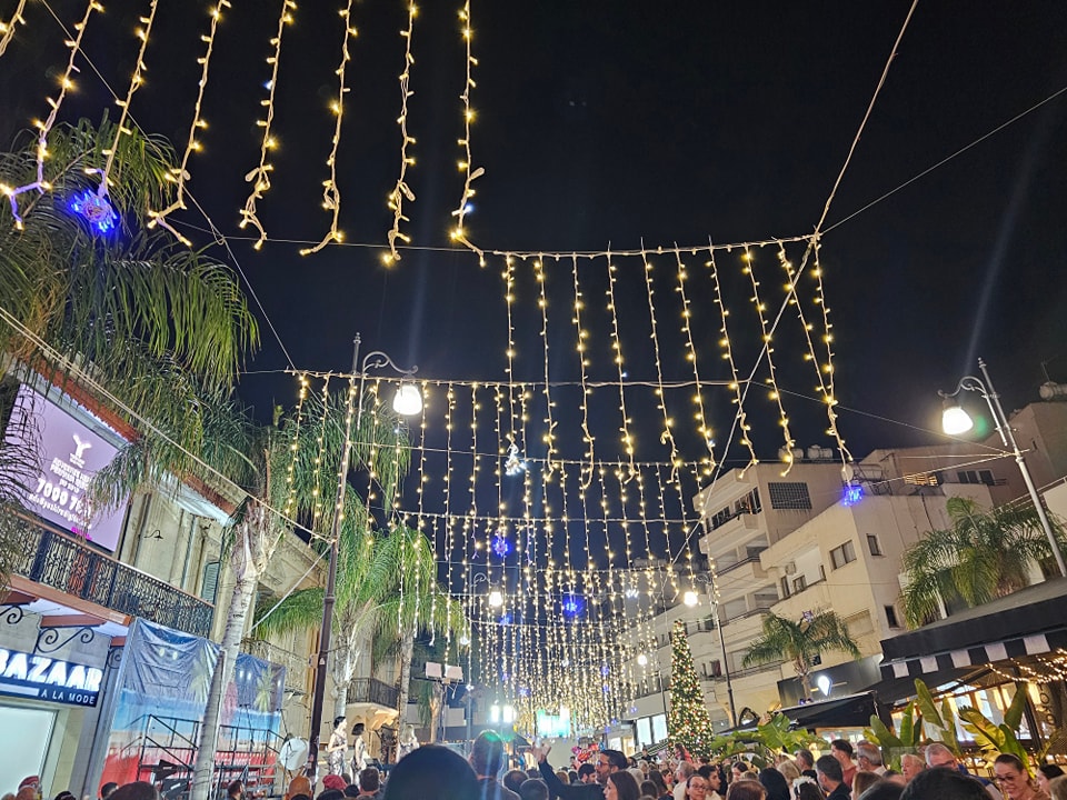 Άναψε τα Χριστουγεννιάτικα φώτα του το εμπορικό κέντρο της Λάρνακας  (φώτο)