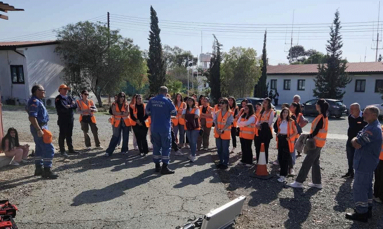 Εκπαίδευση στο εκπαιδευτικό κέντρο της Περιφερειακής Διεύθυνσης Πολιτικής Άμυνας Λάρνακας νέων Πολίτιδων