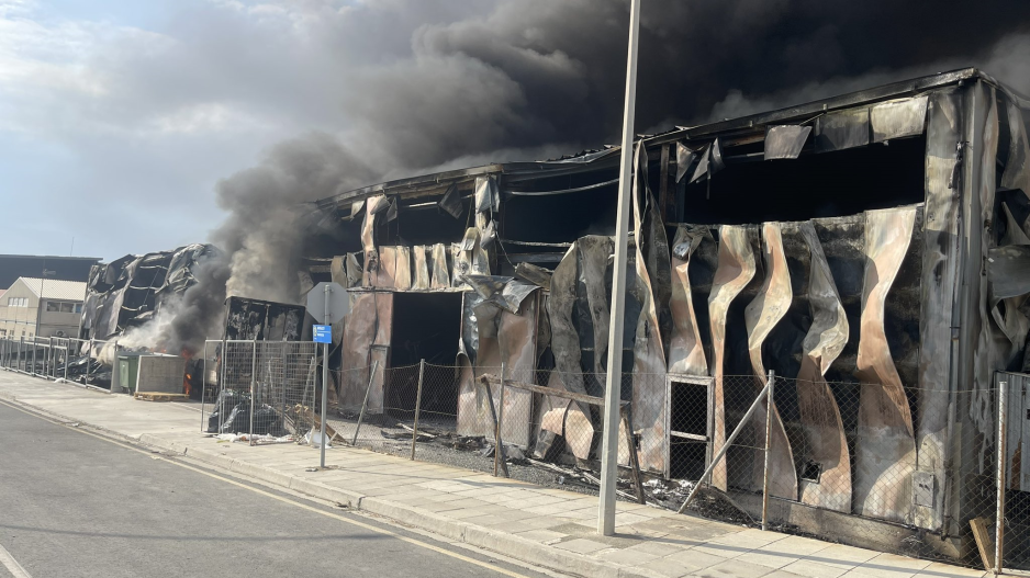 Υπερπροσπάθειες για κατάσβεση της φωτιάς στο εργοστάσιο στη Δρομολαξιά  (βίντεο)