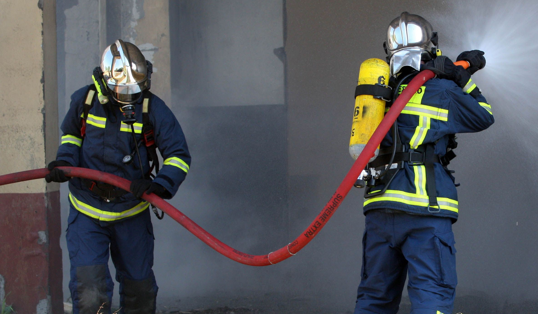 Συναγερμός τα ξημερώματα, πυρκαγιά σε οχήματα επεκτάθηκε σε οικία