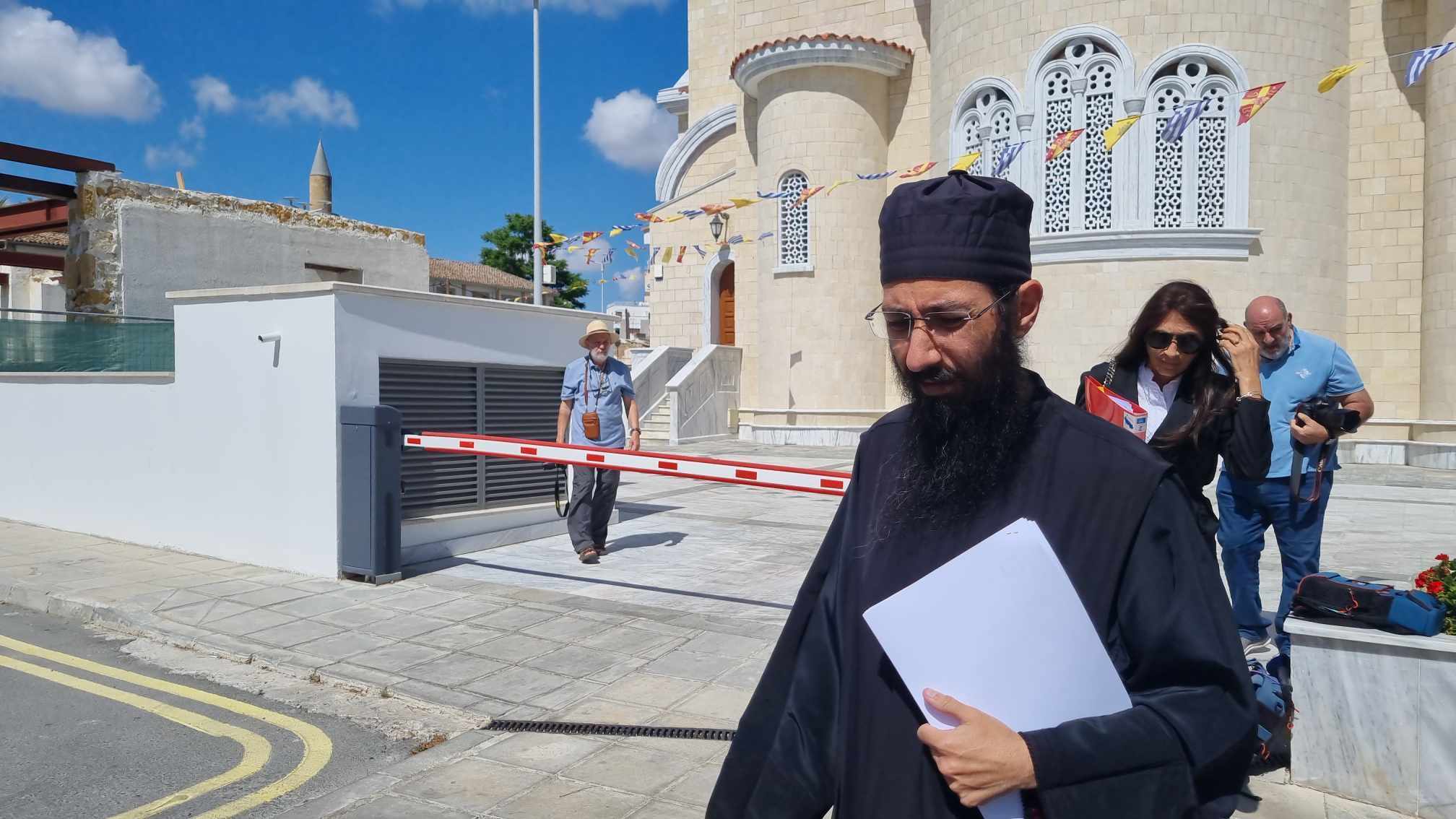 Με παράπονο σε Λοϊζίδου επιδιώκει διαγραφή του βίντεο με την περίεργη φωνή ο Νεκτάριος