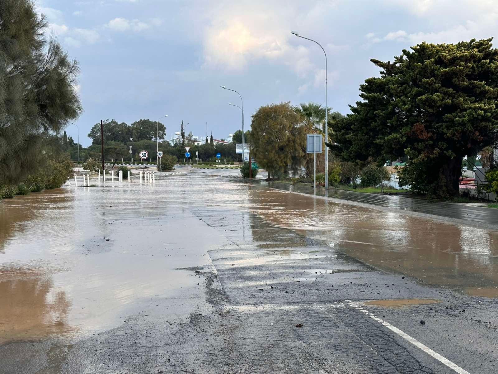 Πλημμύρισαν δρόμοι στο Κάβο Γκρέκο – Δείτε βιντεο και φωτογραφίες