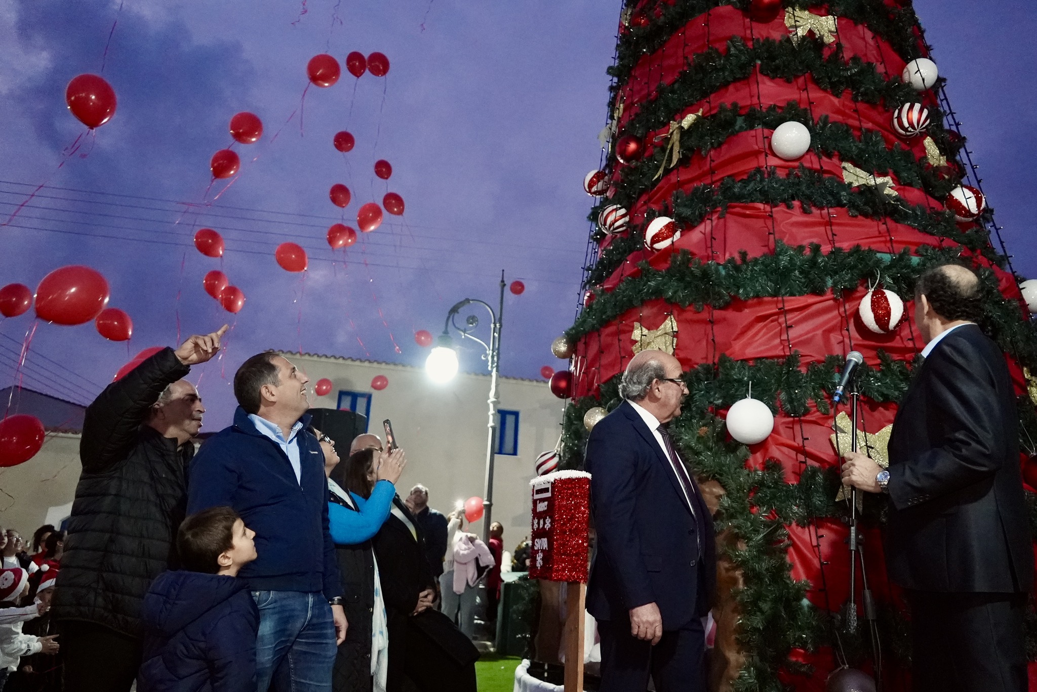 Τα γιορτινά τους φόρεσαν και οι Τρούλλοι   (φώτο)