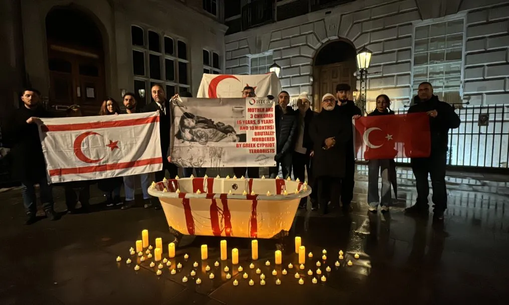 Τούρκοι προκαλούν με «Ματωμένη Μπανιέρα» έξω από Πρεσβεία ΚΔ στο Λονδίνο (βίντεο)