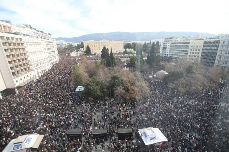 Μεγαλειώδεις συγκεντρώσεις σε όλη την Ελλάδα για τα θύματα των Τεμπών (βίντεο)