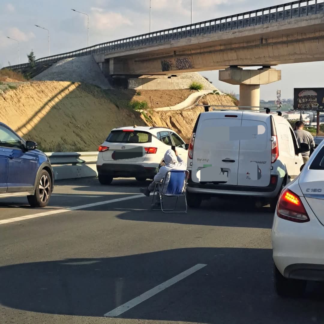 Έκατσε με την καρέκλα του στη μεση του Highway κύπριος οδηγός