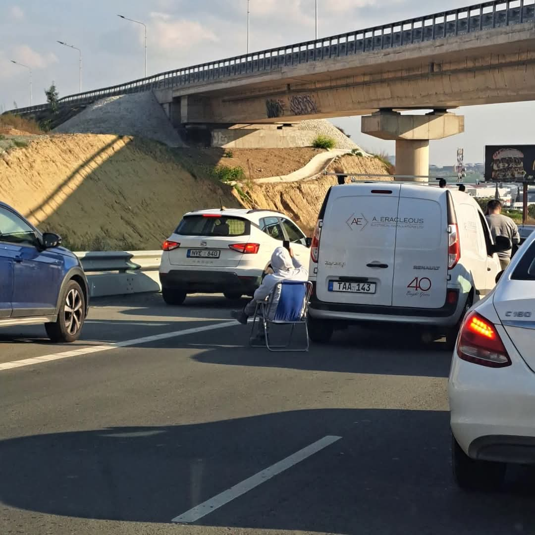 Έκατσε με την καρέκλα του στη μεση του highway κύπριος οδηγός