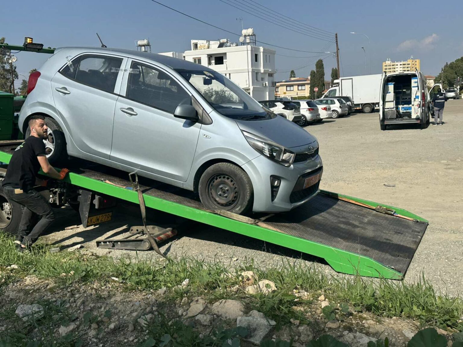 Πάνω από τον πίσω τροχό, κοντά στον προφυλακτήρα, η μοναδική οπή από σφαίρα στο όχημα του Καμερουνέζου