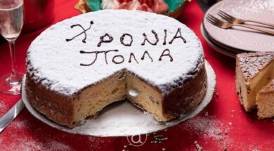 to-ethimo-tis-vasilopitas-giati-vazoume-flouri-kai-ti-symvolizei