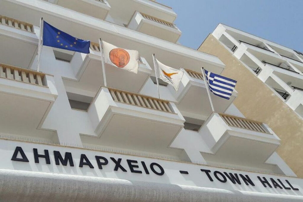 Τρίωρη ειρηνική διαμαρτυρία στο Δήμο Λάρνακας – Ασφυκτιούν οικονομικά οι δήμοι, με το Δήμο Λάρνακας να επιρρίπτει ξεκάθαρες ευθύνες στο κεντρικό κράτος – «Οι δημότες καλούνται να επωμιστούν το κόστος της ανεπαρκούς στήριξης της τοπικής αυτοδιοίκησης», σημειώνει