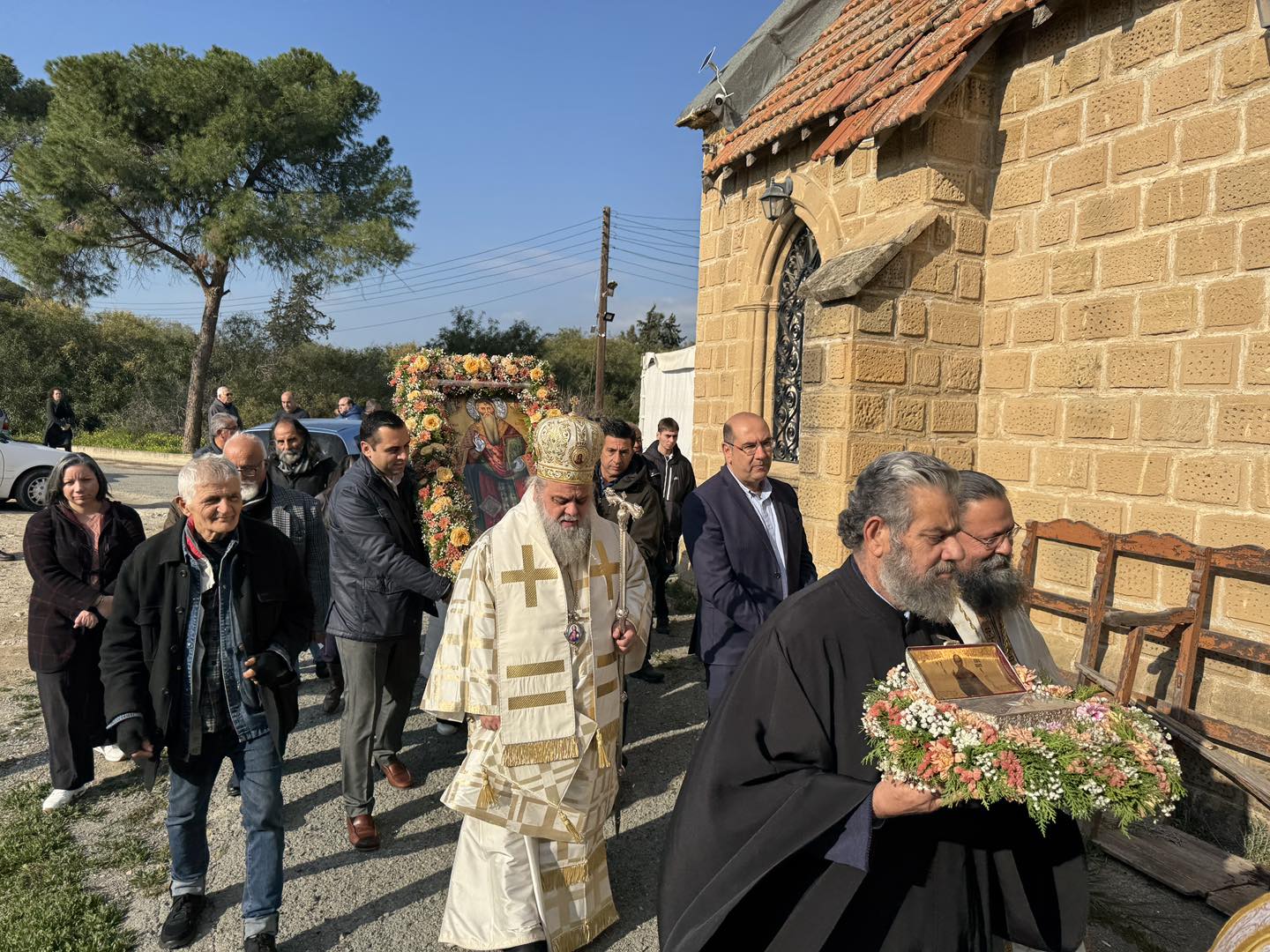 Πανηγυρική Θεία Λειτουργία στον Ιερό Ναό Αγίου Χαραλάμπους στη Λάρνακα  (φώτο)