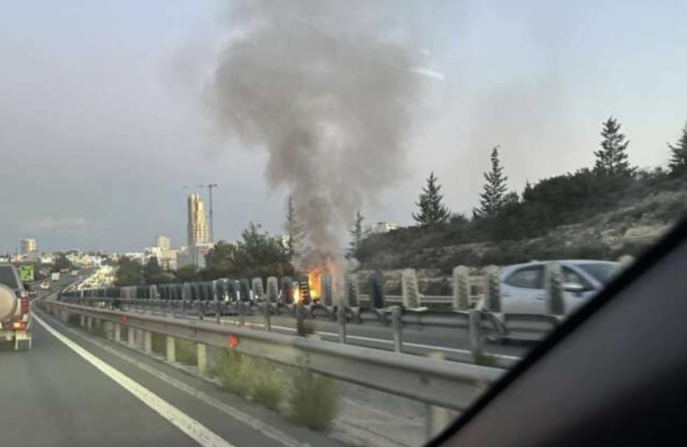 Έκλεισε η αριστερή λωρίδα στο highway Λάρνακας – Κοφίνου – Όχημα τυλίχθηκε στις φλόγες