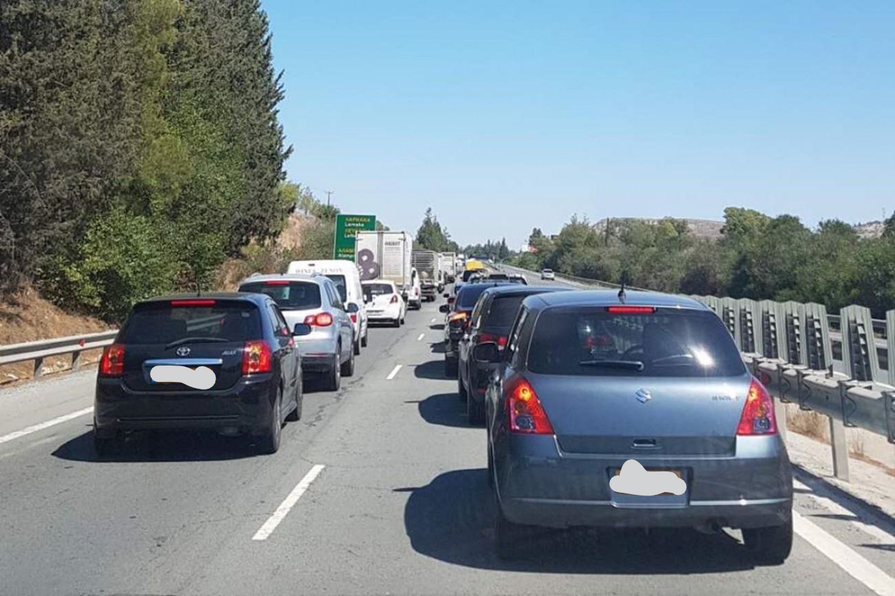 Ουρές χιλιομέτρων στο highway μετά από δύο τροχαία