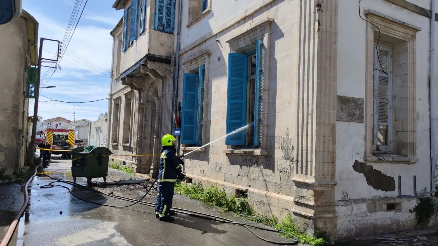 Κλείνουν δρόμοι στη τ/κ συνοικία στη Λάρνακα λόγω του καμένου κτιρίου