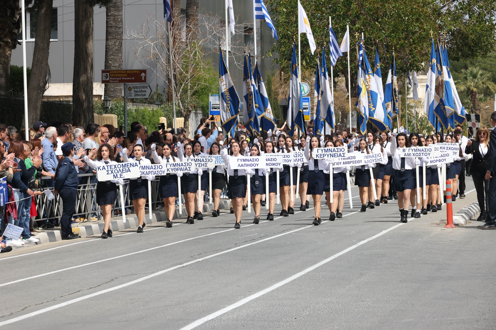 Δεν ξέχασαν τα κατεχόμενα σχολεία μας στην παρέλαση της 25ης Μαρτίου (φώτο)