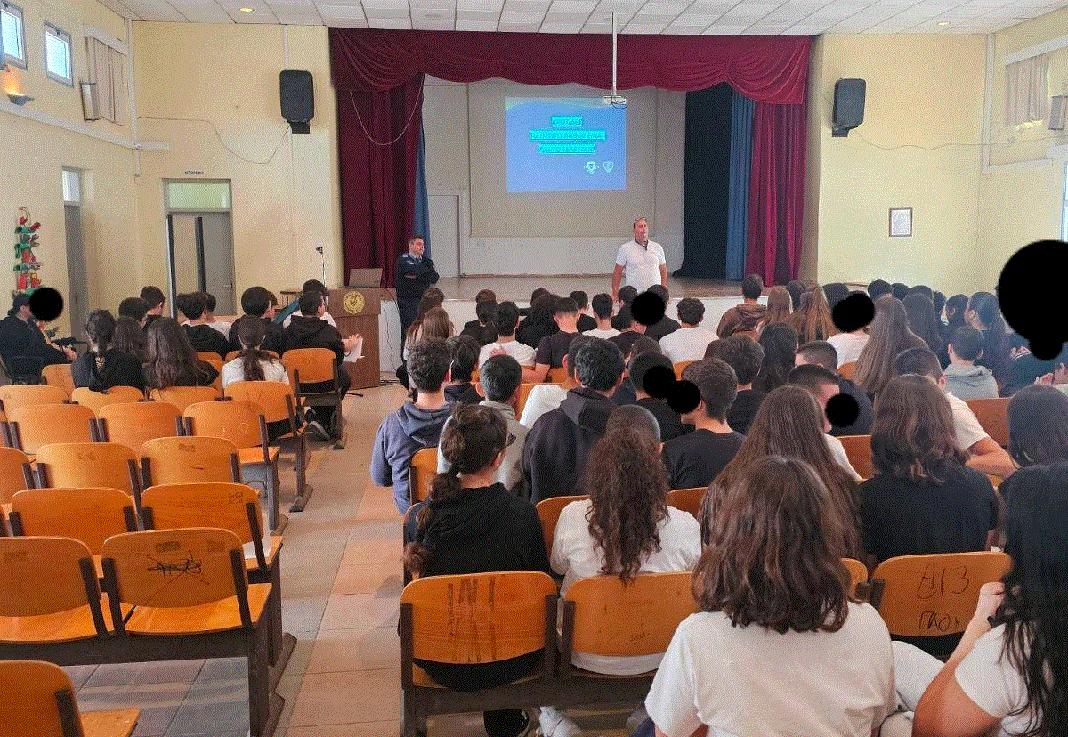 Ενημέρωση για τις κροτίδες από την Κοινοτική Αστυνομία Λάρνακας στο Δημοτικό Σχολείο Κοκκίνων και Γυμνάσιο Δρο