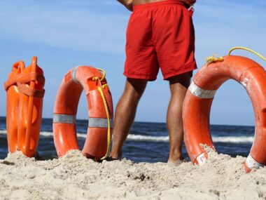lifeguard-on-duty-3590445_960_720