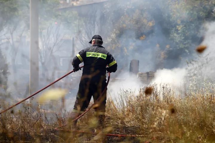 Πυρκαγιά σε σωρό από σκουπίδια και ξηρά χόρτα στην περιοχή Χοιροκιτίας