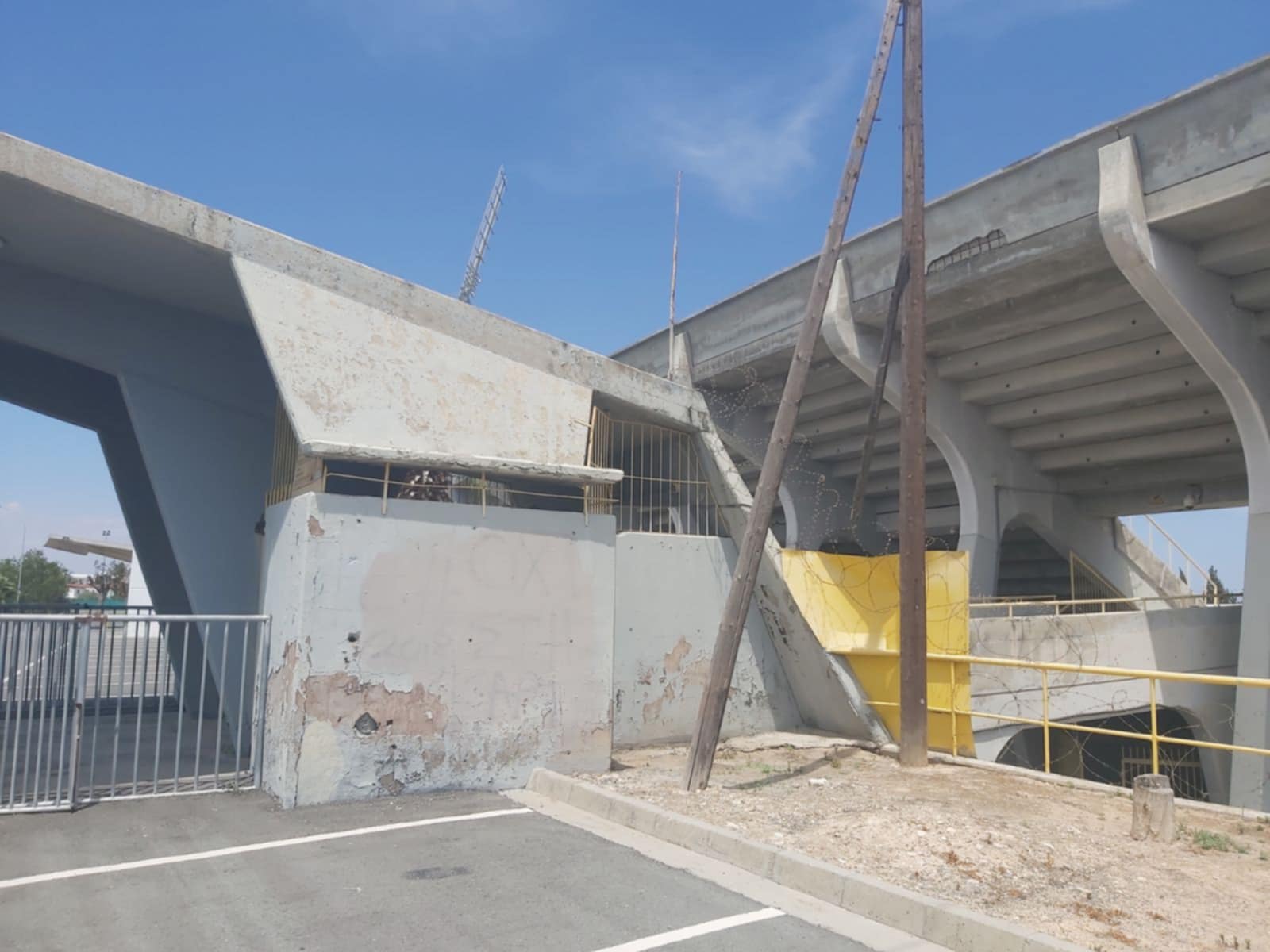 Στα όρια της κατάρρευσης η μεγάλη κερκίδα του ΓΣΖ Λάρνακας (φώτο)