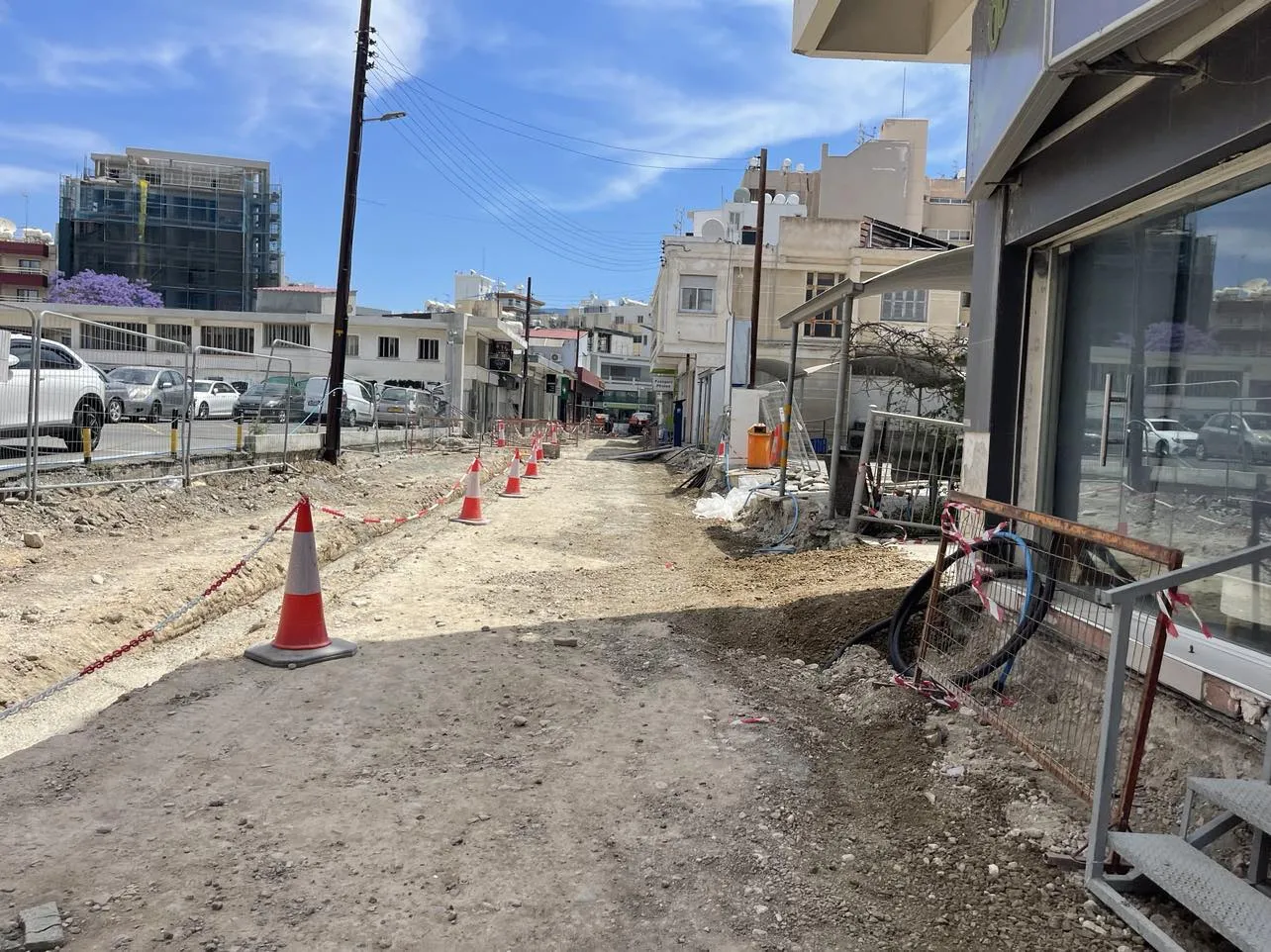 Απόγνωση στο εμπορικό κέντρο της Λάρνακας από τα έργα – βάζουν «λουκέτο» σε καταστήματα