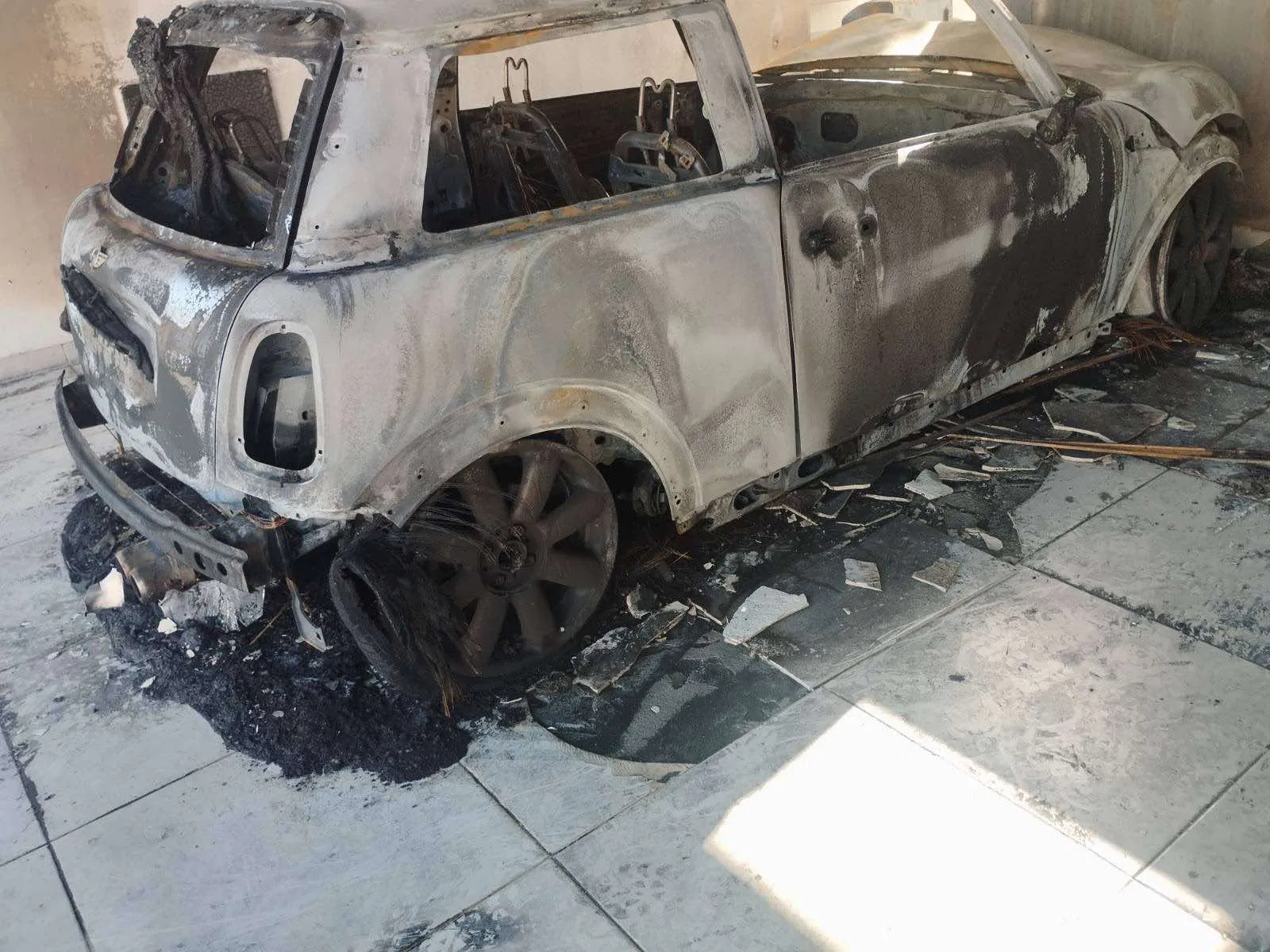 Έκαψαν το όχημα του Πριέτο τα ξημερώματα στην Λάρνακα (ΦΩΤΟ)