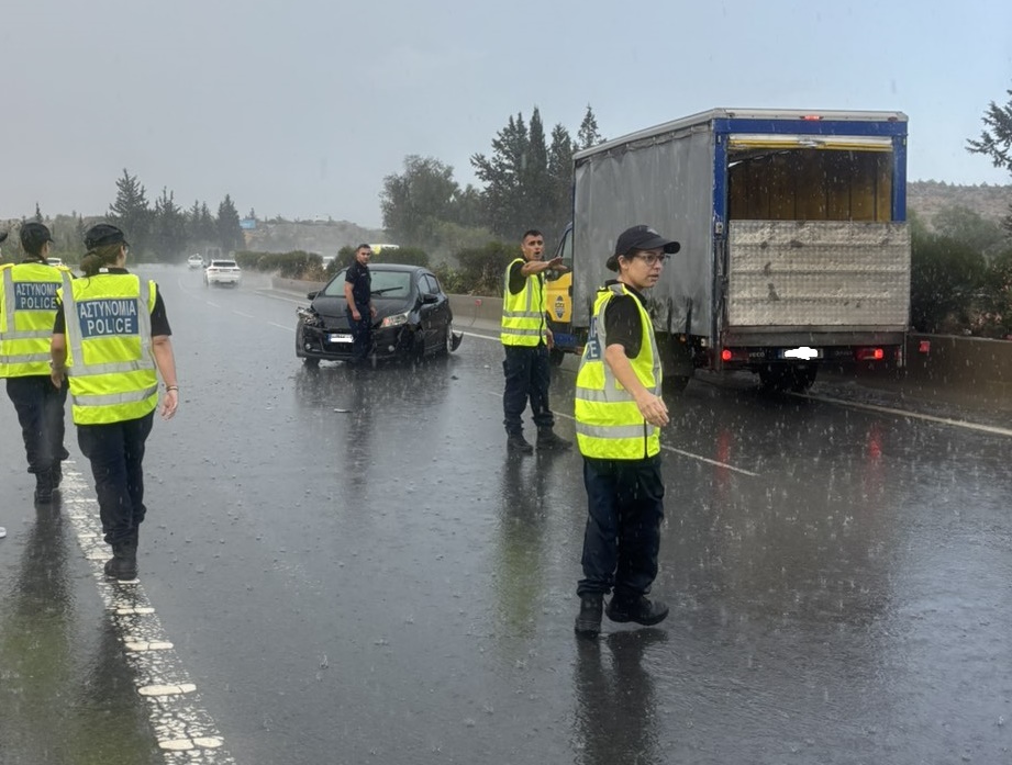 Φορτηγό και σαλούν όχημα συγκρούστηκαν και «παρέλυσαν» τον αυτοκινητόδρομο Λάρνακας – Αγίας Νάπας