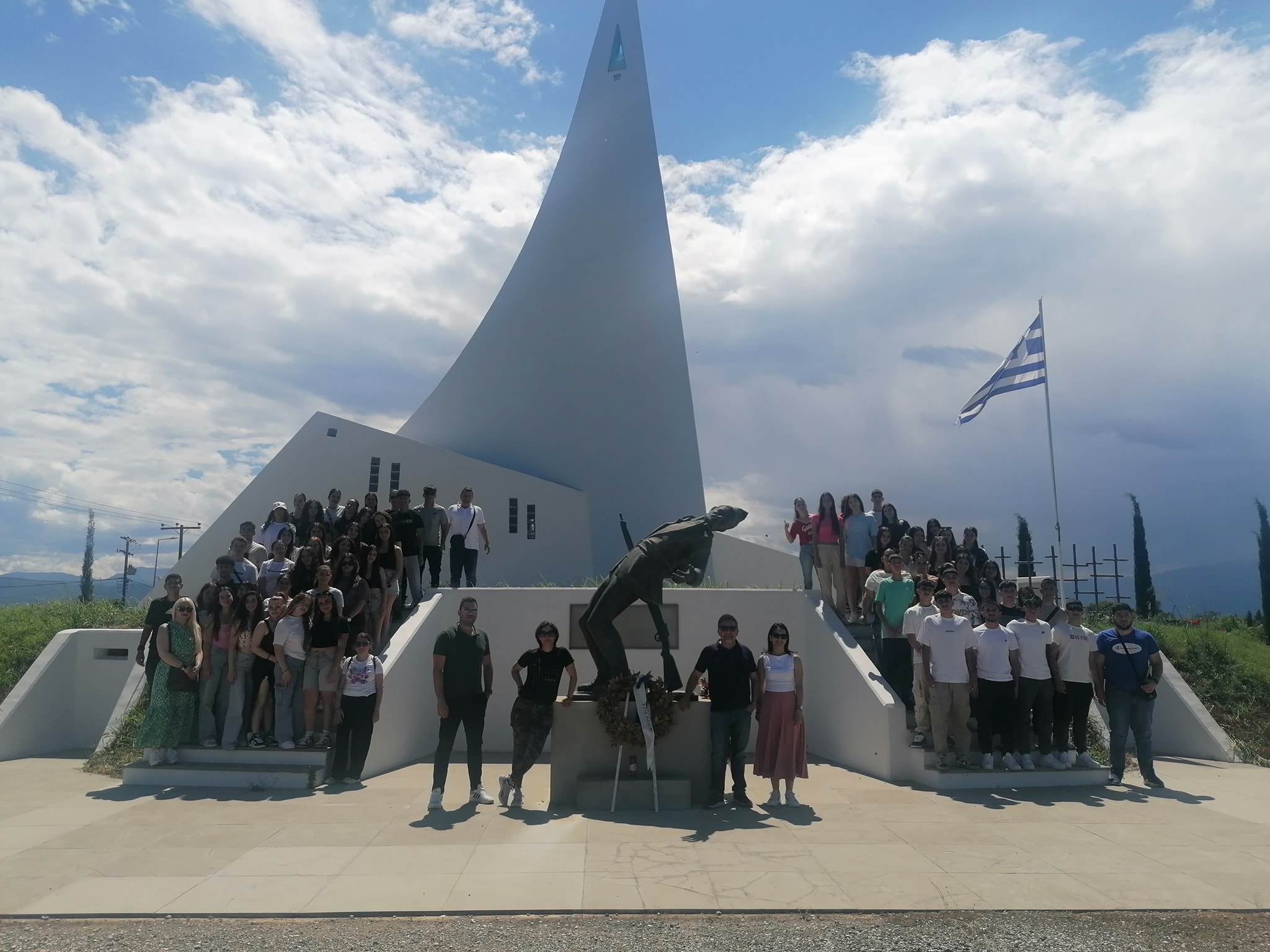 Ένα μάθημα Ιστορίας με καρδιά και ψυχή για τους μαθητές και τους εκπαιδευτικούς του Περιφερειακού Λυκείου Λιβαδιών που επισκέφθηκαν το Ύψωμα 731