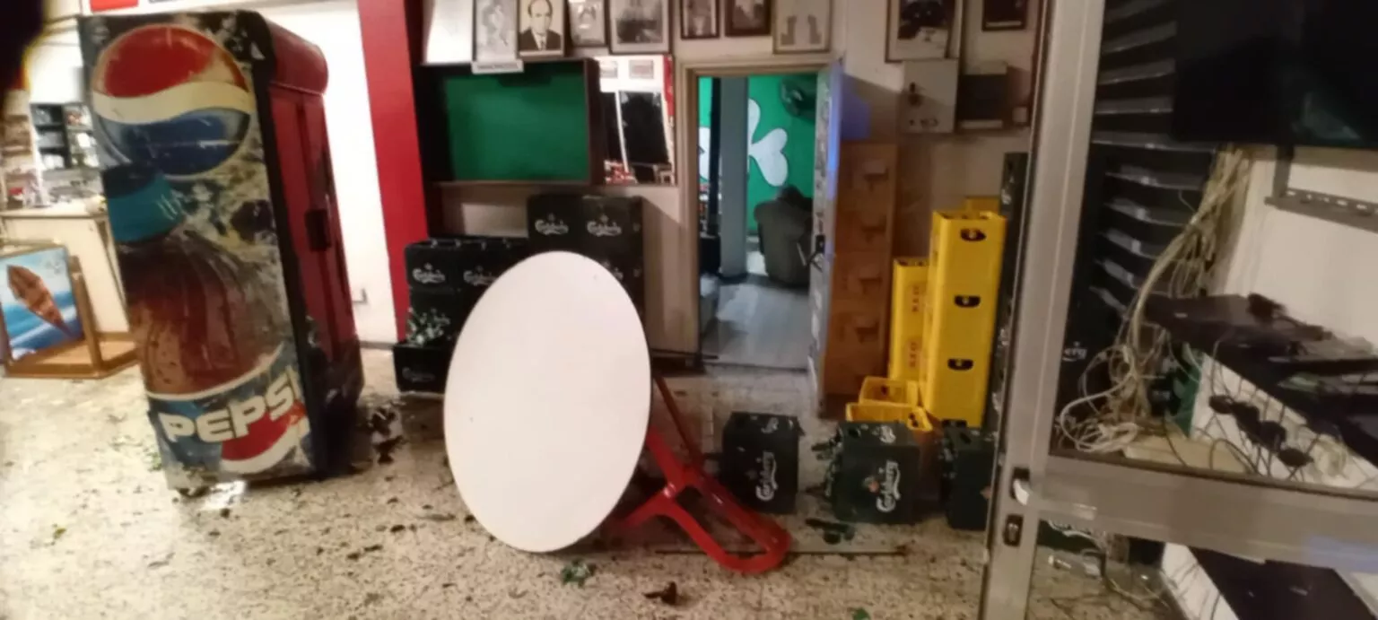 Επίθεση 50 κουκουλοφόρων στο οίκημα της Ομόνοιας – Τρείς τραυματίες (φώτο)