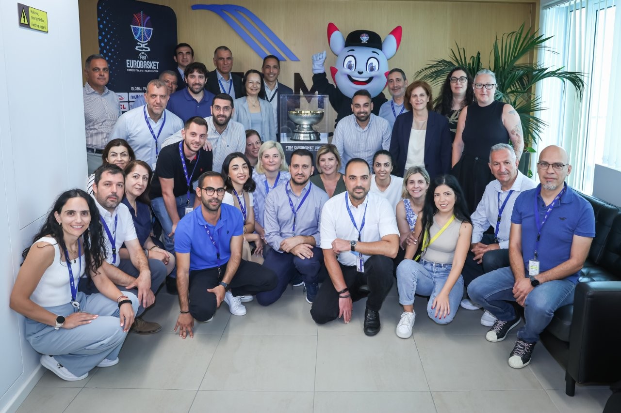 Το Αεροδρόμιο Λάρνακας φιλοξένησε το τρόπαιο και την μασκότ του FIBA Eurobasket 2025