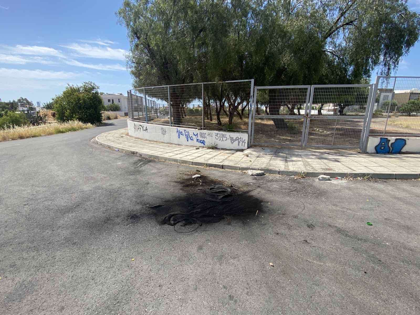 Μαθητές έριξαν κροτίδες κι έβαλαν φωτιά σε λάστιχα σε Γυμνάσιο το πρωί της Πέμπτης