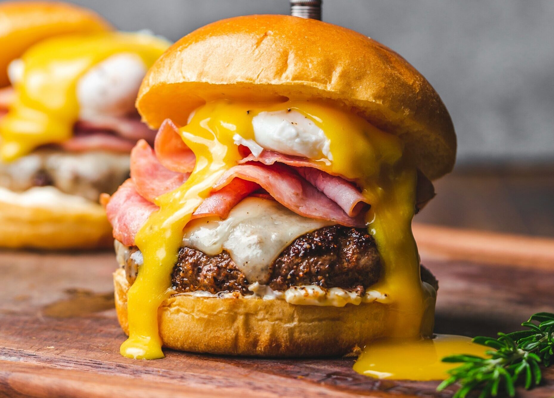 Σήμερα Κυριακή στις 18.30 ζήσε την απόλυτη burger εμπειρία στην καρδιά της Λάρνακας! Free burgers για όλους..