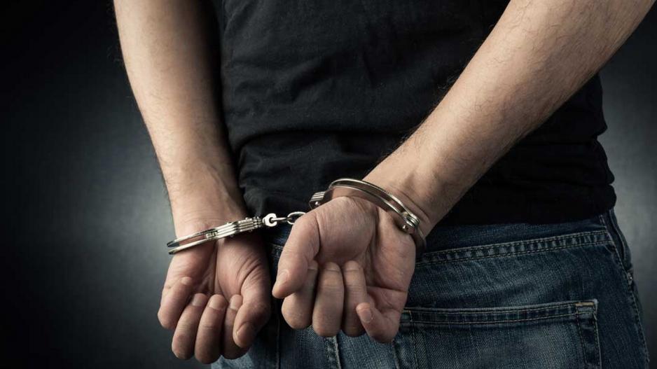 Χειροπέδες σε άνδρα βρήκαν πάνω του μαχαίρι και taser – Πήγε μεθυσμένος σε περίπτερο και παρενοχλούσε την υπάλληλο