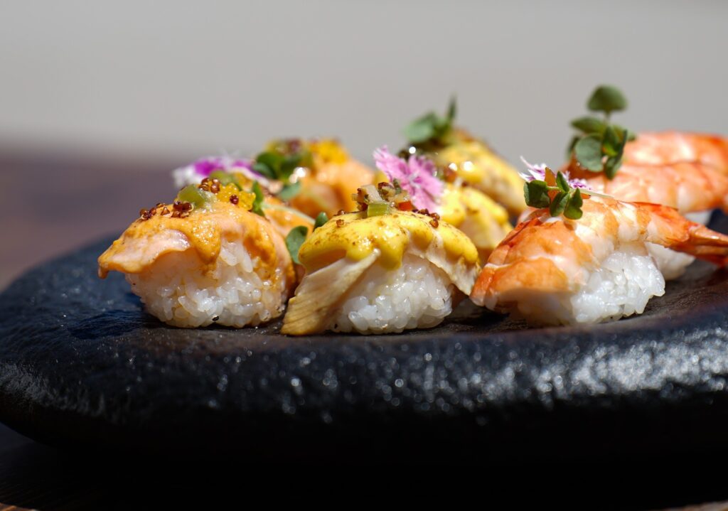 Απολαμβάνουμε λαχταριστό sushi δίπλα στη θάλασσα