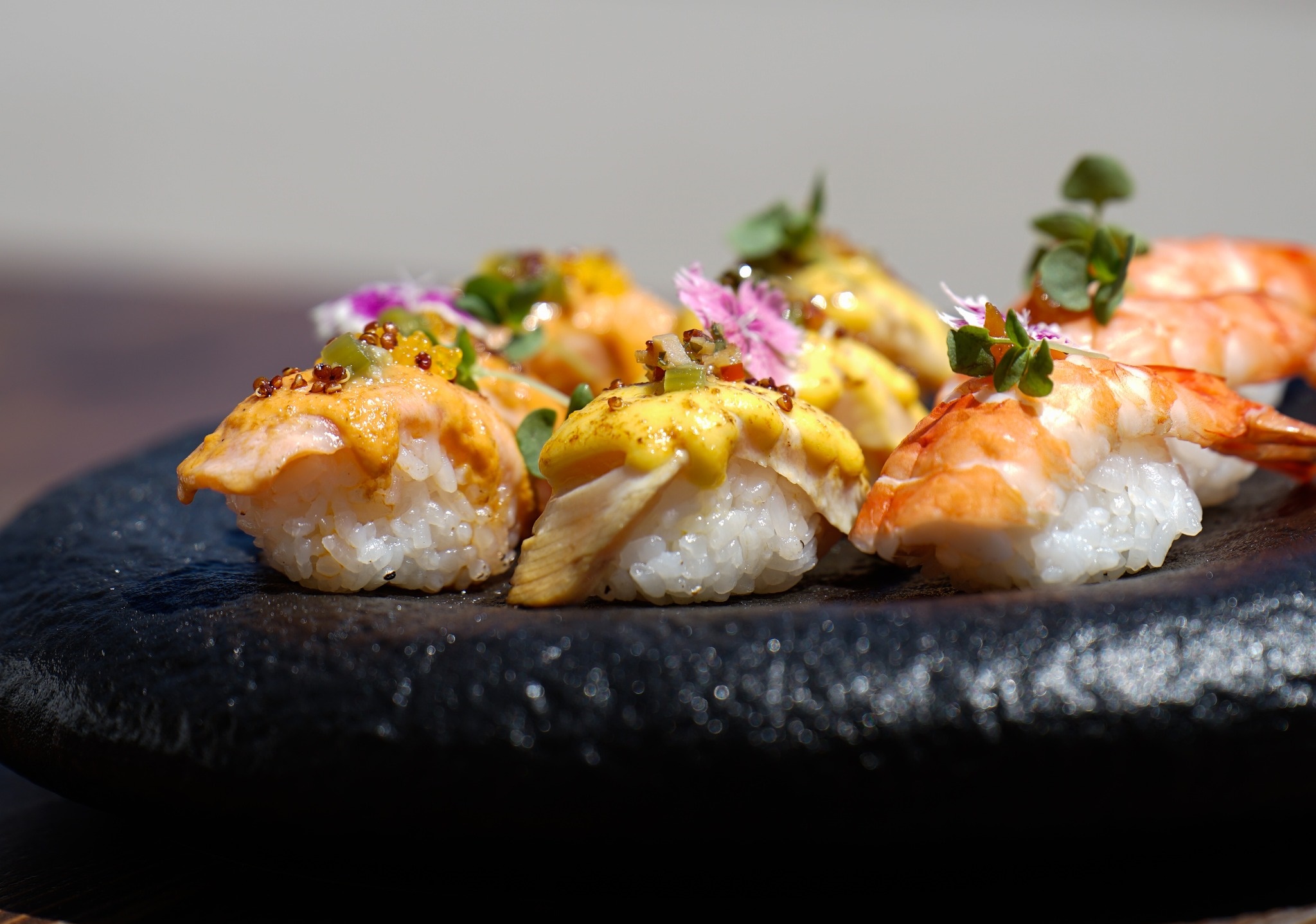 Απολαμβάνουμε λαχταριστό sushi δίπλα στη θάλασσα