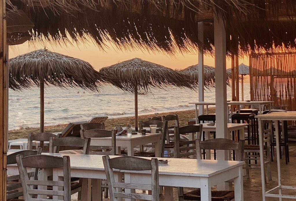 Βρήκαμε ένα υπέροχο beach bar στο χωριό