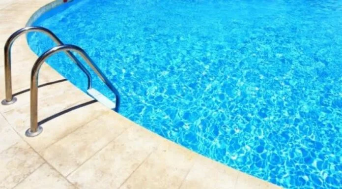 Το Τμήμα Επιθεώρησης Εργασίας προειδοποιεί για τη χρήση χημικών στις πισίνες