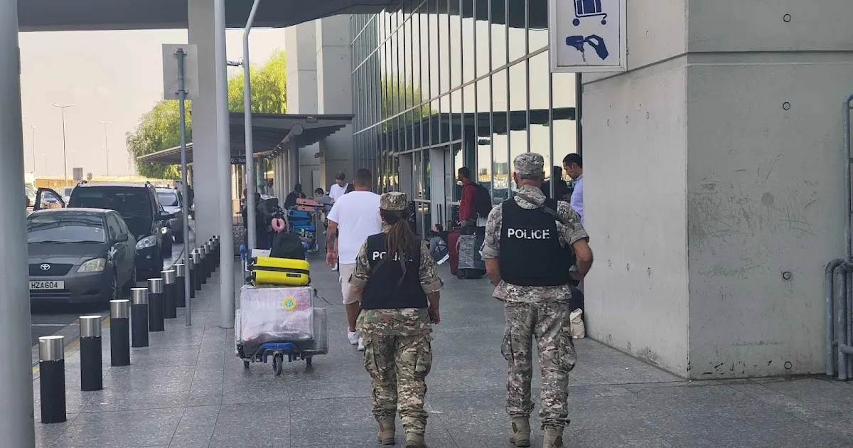 Αεροδρόμιο Λάρνακας: Ήρθε Κύπρο και του φόρεσαν χειροπέδες – Εκκρεμούσε ευρωπαϊκό ένταλμα σύλληψης