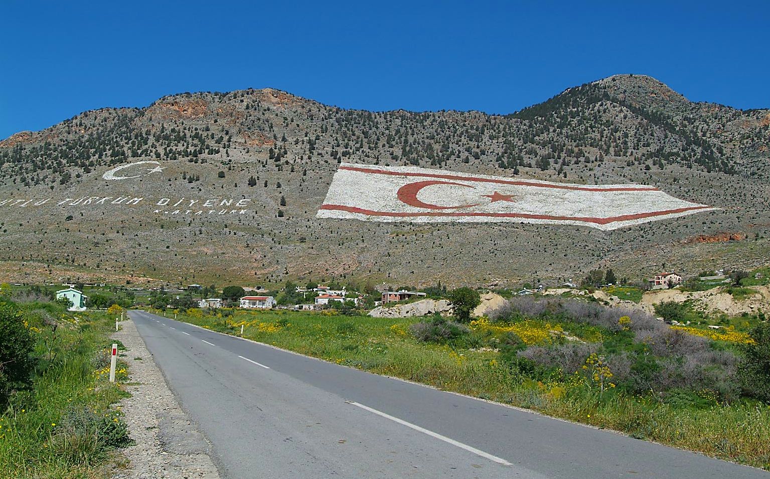 Τσιμεντώνουν το Λευκόνοικο σφετεριστές, γεγονός τα νέα εντάλματα σύλληψης