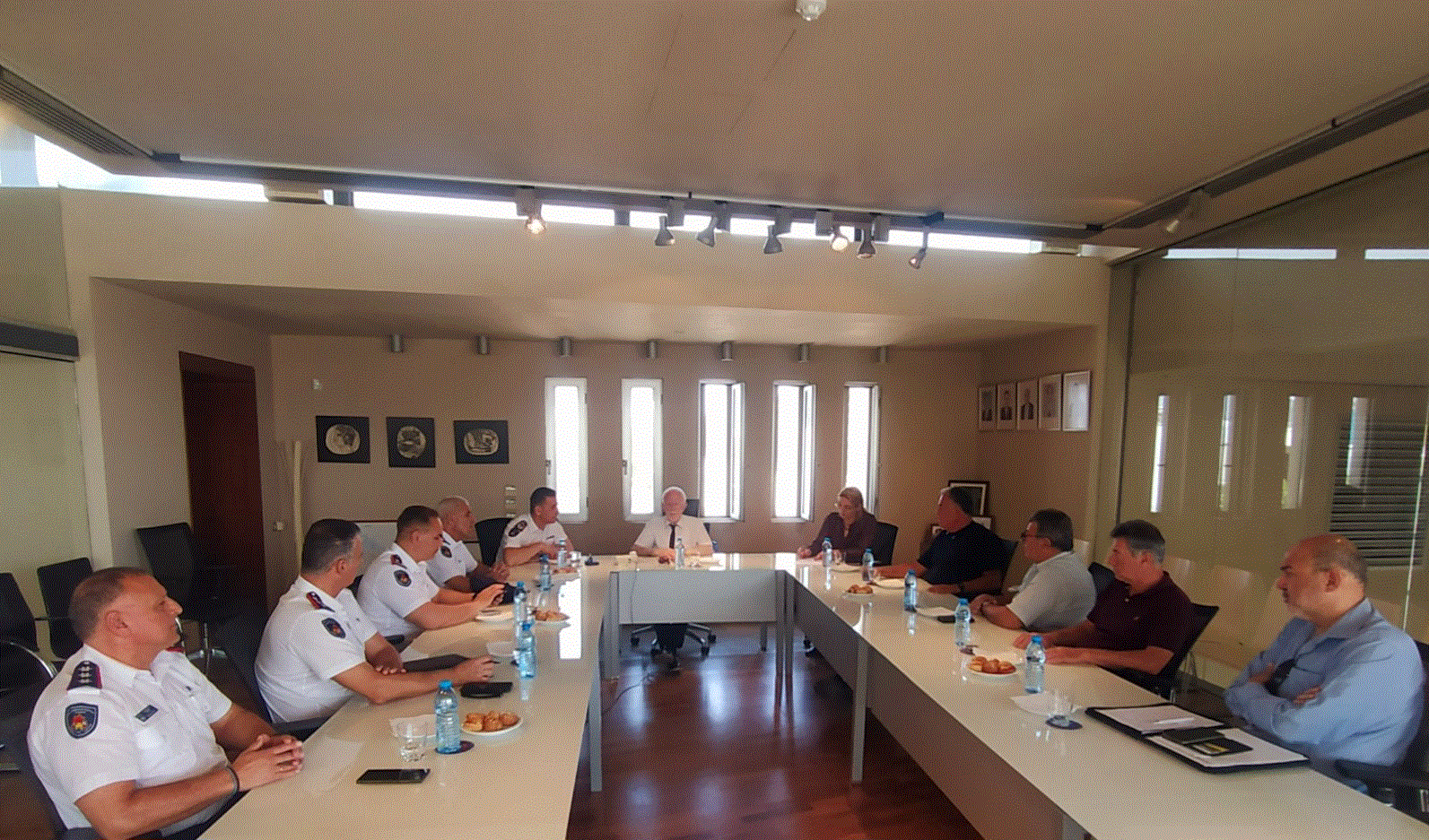Σύσκεψη στο Καλλινίκειο Δημοτικό Μέγαρο Αθηένου με τον Αρχιπύραρχο και άλλους εκπροσώπους της Πυροσβεστικής Υπηρεσίας Κύπρου