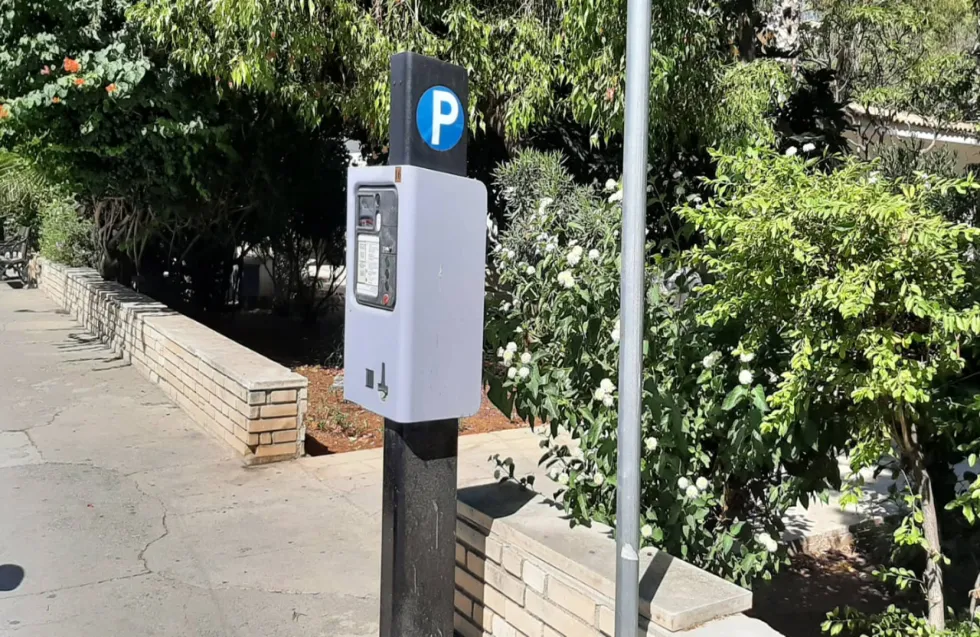 Απάτη με ψεύτικα QR codes στις παρκομηχανές σε Λάρνακα και Λεμεσό (φώτο)