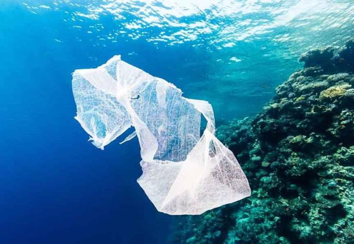 Περίπου 8 εκ. τόνοι πλαστικών απορριμμάτων ετησίως καταλήγουν στους ωκεανούς